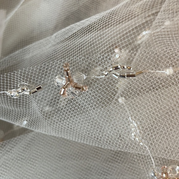 David's Bridal Ivory Cluster Beaded Edge Fingertip Wedding Veil - Picture 9 of 11